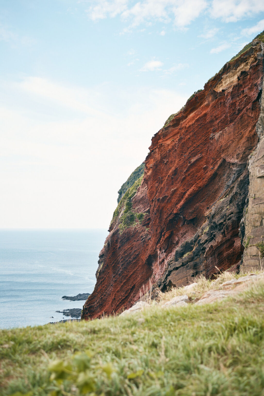 岩肌の色合いは天気や時刻とともに、さまざまな変化を見せる。