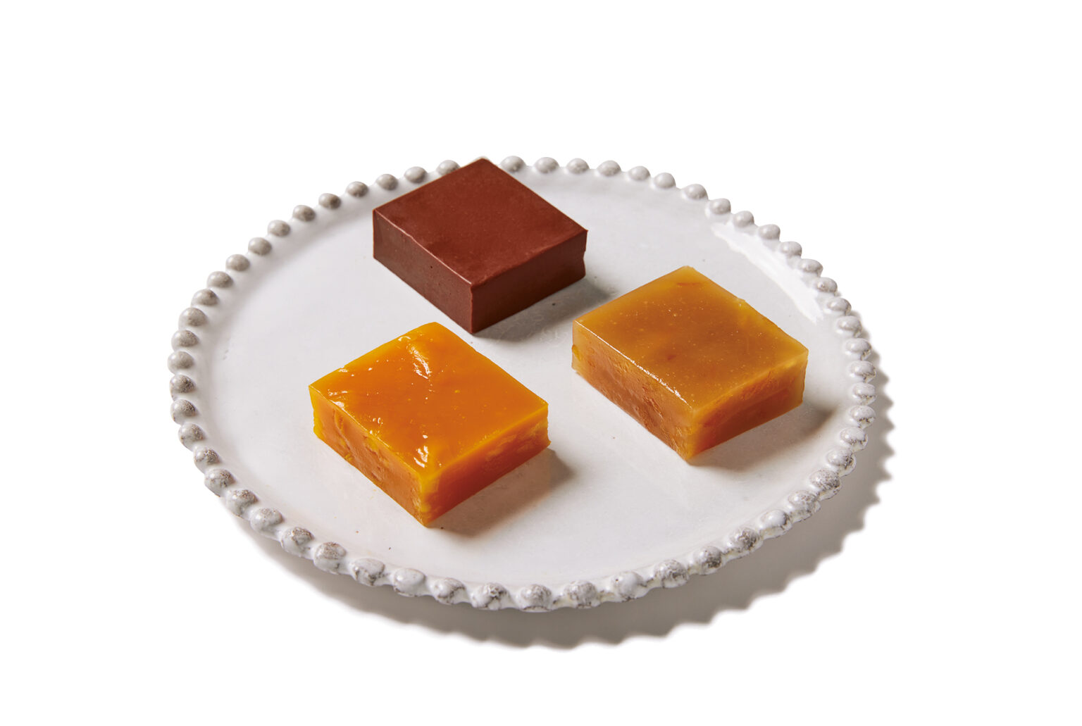 ラム酒と70%チョコレート（奥）、 マンゴーとマンゴー（左）、柚子と杏（右）