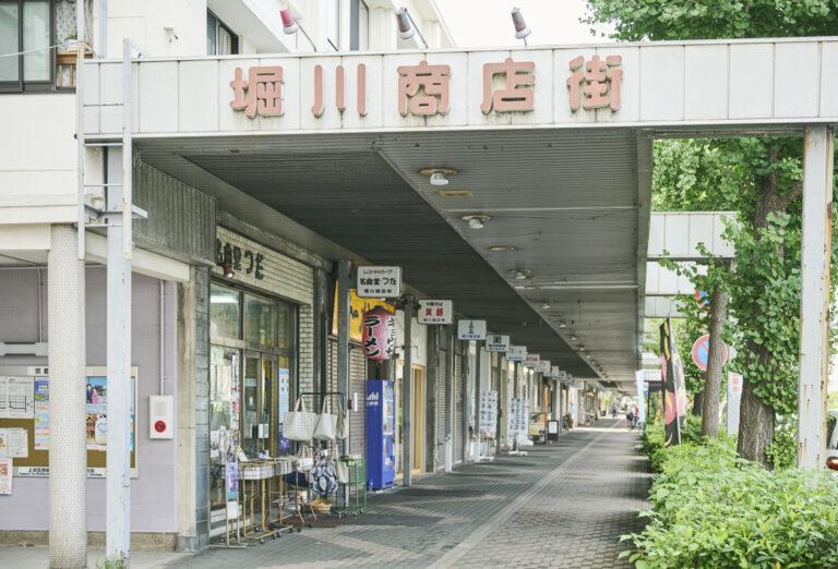 日本酒バルなどの飲食店を目指してくる人も。