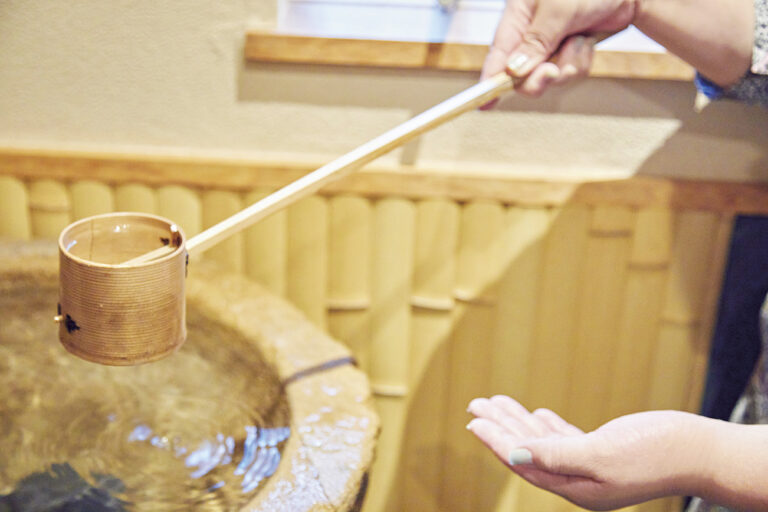 二、清める
手水の作法は神社で行うものと同じ。左手、右手、口、柄杓の柄の順に清めていく。