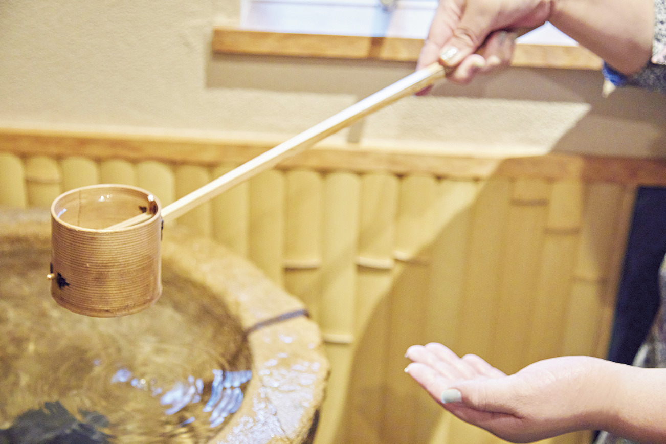 二、清める
手水の作法は神社で行うものと同じ。左手、右手、口、柄?の柄の順に清めていく。