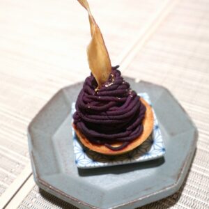 美しい紫色の「紫芋モンブラン」。