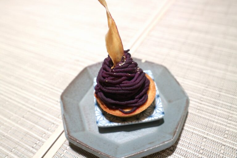 美しい紫色の「紫芋モンブラン」。