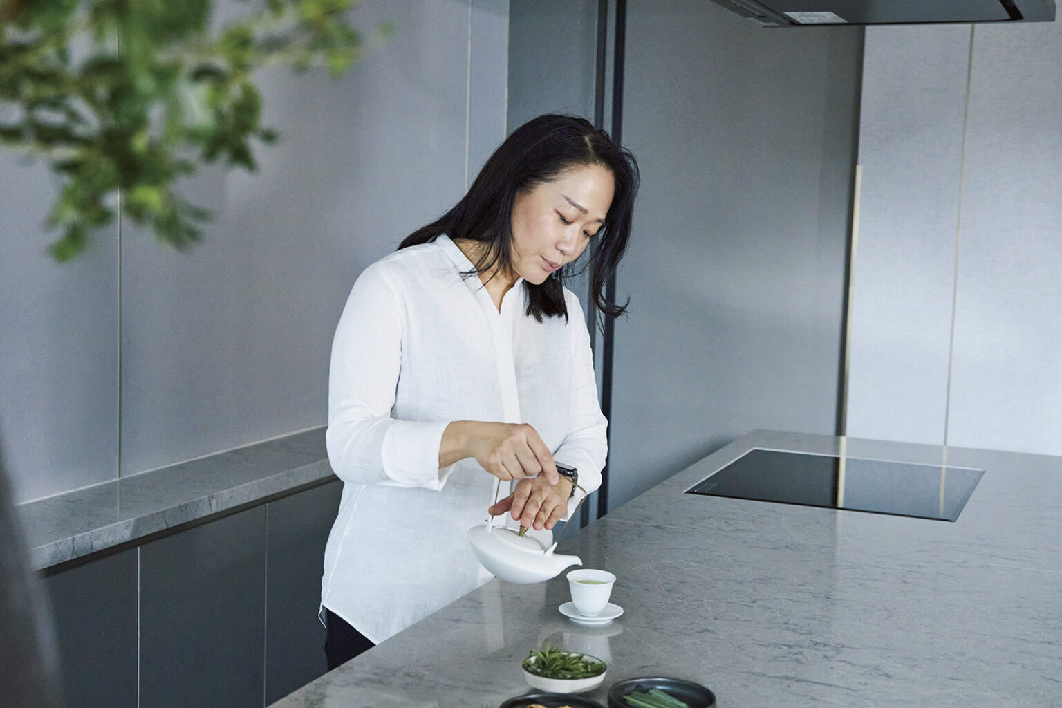 CGを用いてデザインされた有田焼〈李荘窯〉の茶器でお茶を淹れる加藤さん。「伝統工芸を未来へ繋げていく姿勢に惹かれます」
