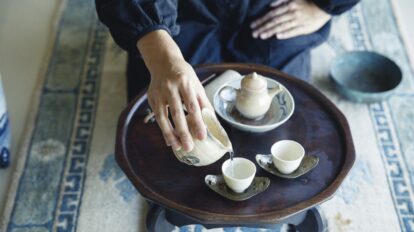 茶壺と呼ばれる急須と、煎れたお茶の味を均一にする茶海は萩焼の作家・坂倉正紘さんのもの。茶壺の下の茶盤は、瀬戸の窯元だった店主・小嶋万太郎さんの祖先のもの。