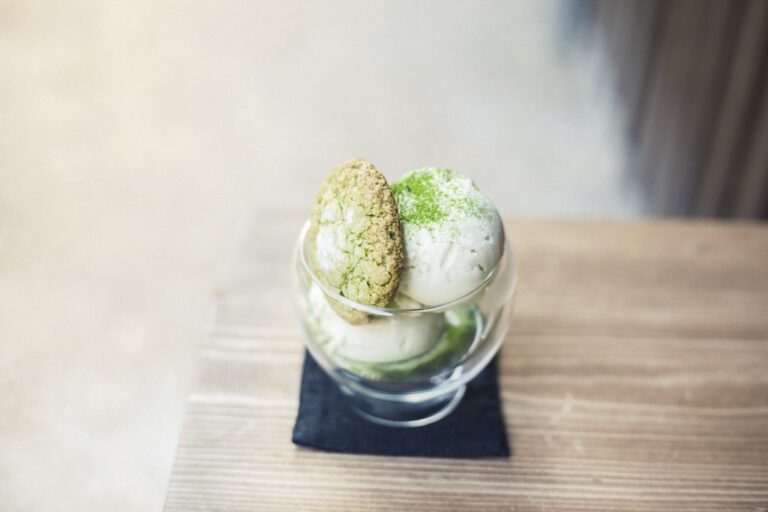 アイスクリーム専門店〈Picaro eis〉（ピカロ アイス）による「クラフトアイス ダブル 白い抹茶」650円。