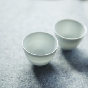 ほんのり光が透けるほど、薄く仕立てられた市岡和憲 白瓷煎茶碗各4,400円。