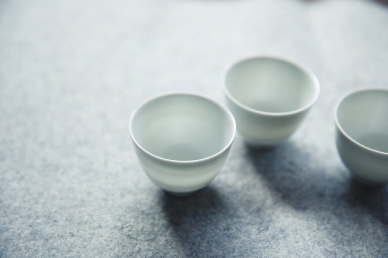 ほんのり光が透けるほど、薄く仕立てられた市岡和憲 白瓷煎茶碗各4,400円。