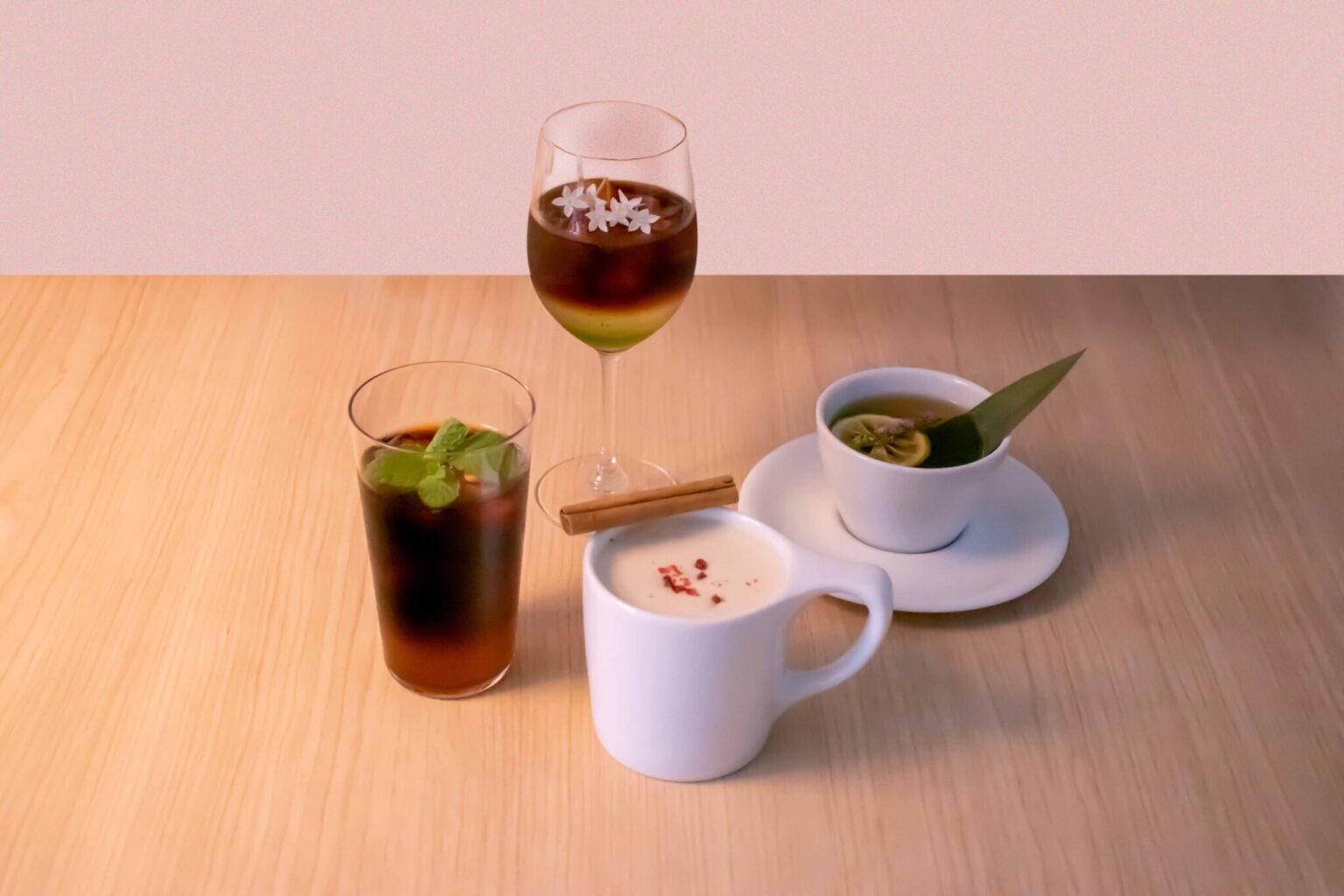 （写真左から時計回りに）水出しコーヒーやローズヒップを合わせるなどし、すっきりとした味わいに仕上げた「CASCARA-ROSE」（「Cascara」使用）。華やかな風味のコールドドリンク「BLOOM」（「Flower」使用）。ジャスミンティーを用いて爽やかな風味に仕上げた「碧の雫」（「Leaf」使用）。ミルクブリューにシナモンやクローブを漬け込みアクセントを利かせた「杜のかおり」（「Wood」使用）。11月1日～30日にかけて〈小川珈琲 堺町錦店〉〈OGAWA COFFEE LABORATORY 桜新町〉〈OGAWA COFFEE LABORATORY 下北沢〉にて提供予定。