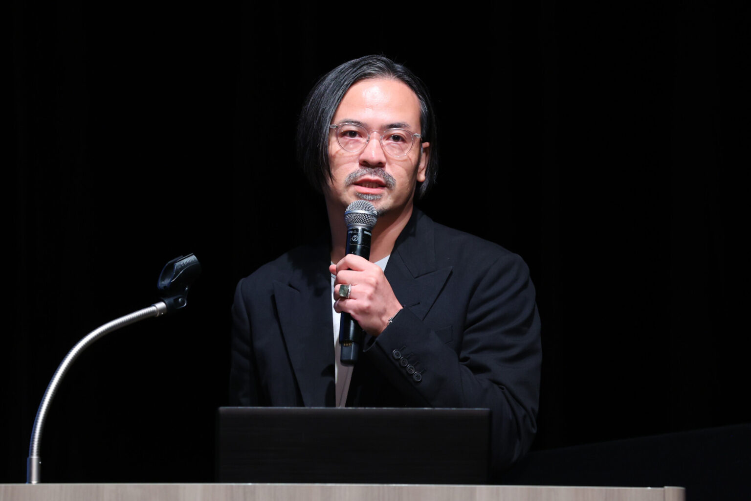 〈LIFULL〉の執行役員CCOで、『地球料理-Earth Cuisine-』のクリエイティブディレクターを務める川嵜 鋼平さん。