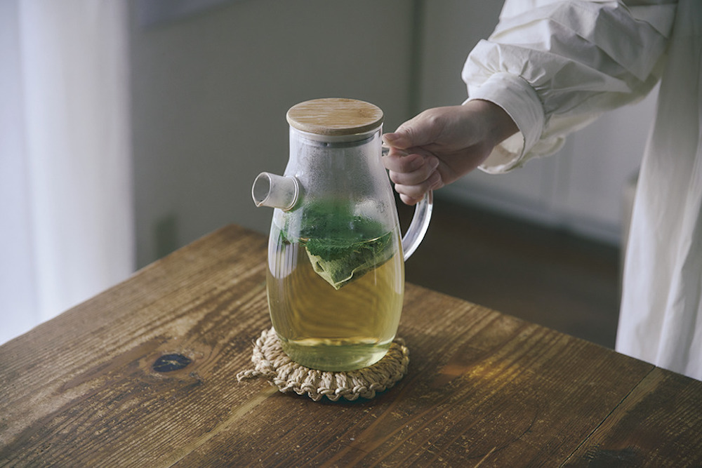 茶葉と大葉を耐熱性のポットに入れ熱湯を注ぐだけ。