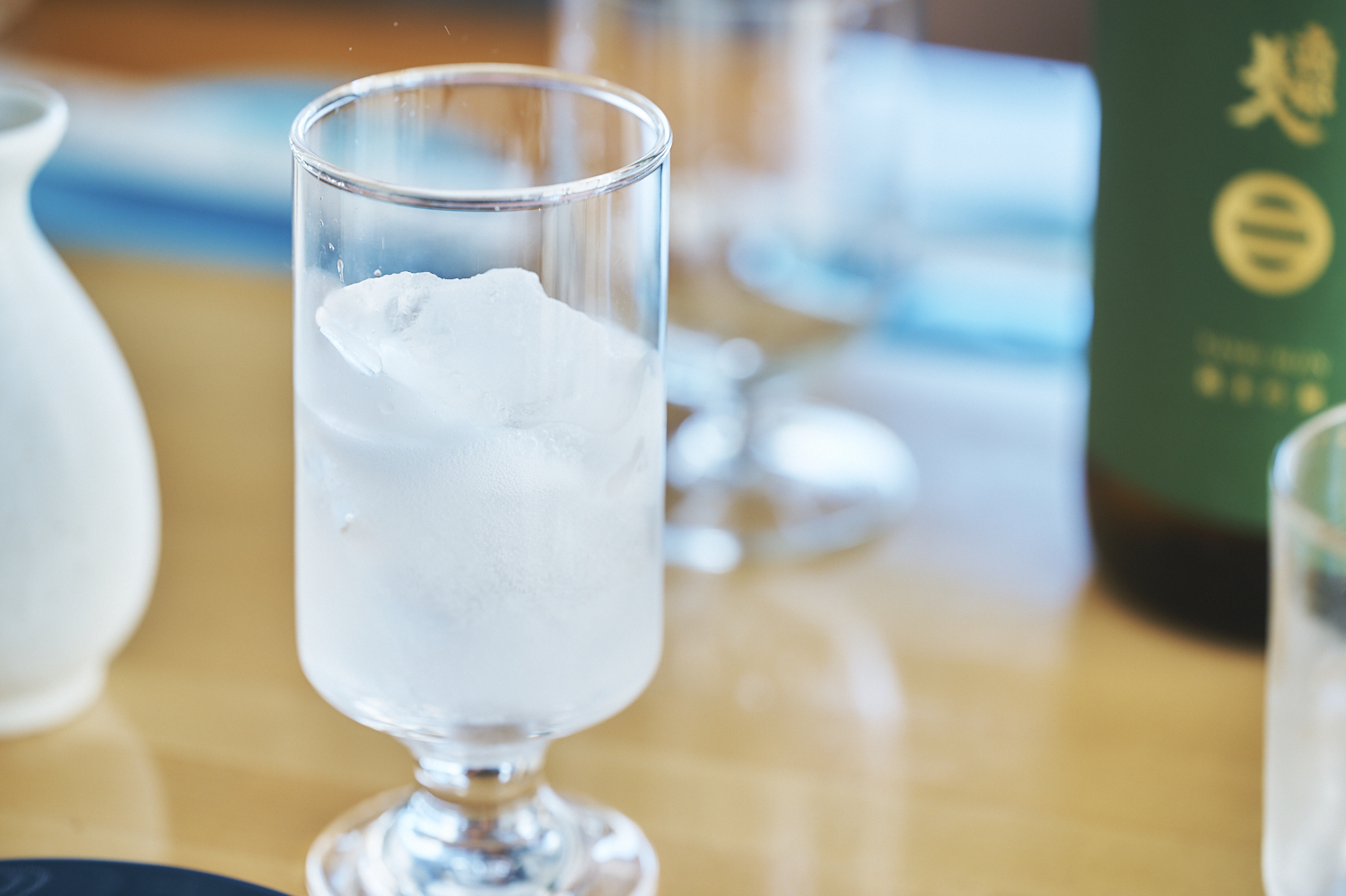 日本酒に炭酸と氷を入れて割ってみると…！？さらに飲みやすくて危険な飲み物に！