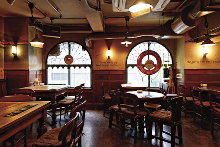 イギリスの港町にあるパブをイメージした老舗酒場。旬の食材を使用した季節のメニューも提供。