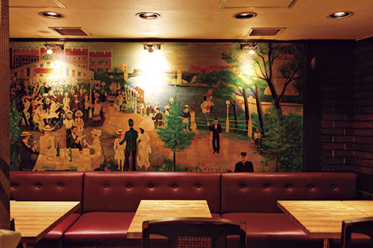 1957年創業のピザトースト発祥の喫茶店。メ
ニューは240種と充実。