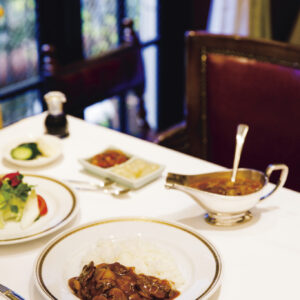 ハヤシライスはステーキ用の黒毛和牛肉を使って作る、実は贅沢な一皿。3,000円。