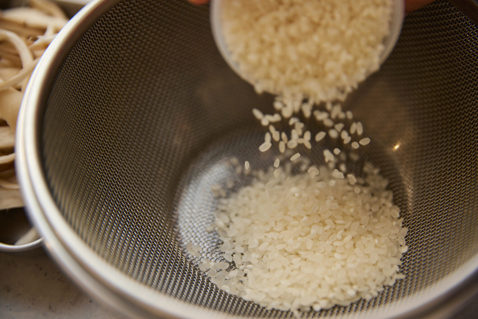【POINT】お米を洗って5分ほど給水。