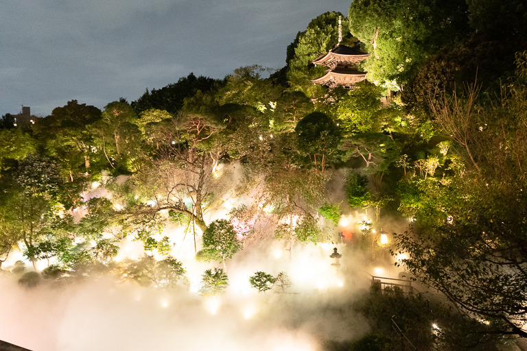 「東京雲海」は15分に一度、日本庭園を覆うように霧が発生します。