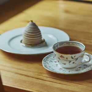 和紅茶は〈ノリタケ〉のカップ&ソーサーで。本日は静岡〈井村園〉の「べにふうき紅茶」を、秋の人気作・モンブランと。ケーキセット1,230円〜。