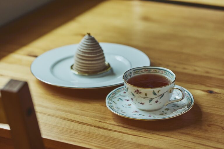 和紅茶は〈ノリタケ〉のカップ&ソーサーで。本日は静岡〈井村園〉の「べにふうき紅茶」を、秋の人気作・モンブランと。ケーキセット1,230円〜。