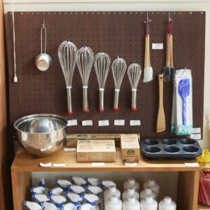 オーナーセレクトの道具。泡立て器など、〈POMPON CAKES BLVD.〉の店内でも活躍しているキッチン道具を中心に、使いやすいものをセレクトして販売。機能的だけれど、見た目はシンプルですっきり。