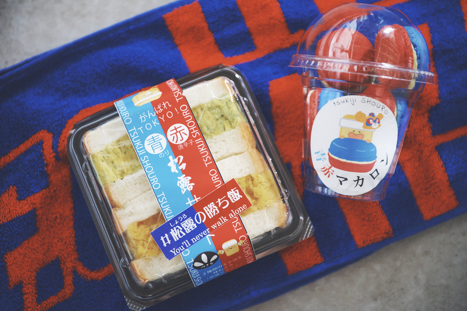 左から、〈つきぢ松露〉の「青赤松露サンド」600円、「青赤マカロンプチ」6個入 1,500円。