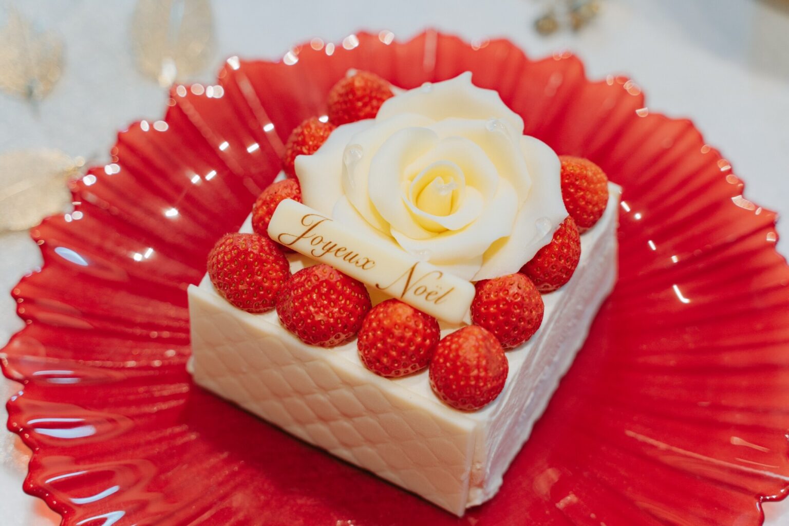 「ガトー・ド・ノエル」5,000円。※50台限定 販売店舗名：東洋軒 東京ステーション（グランスタ東京）
国産苺を使った贅沢なケーキ。ホワイトチョコレートで作られた白い薔薇が美しい……。