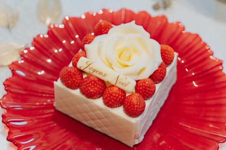 「ガトー・ド・ノエル」5,000円。※50台限定 販売店舗名：東洋軒 東京ステーション（グランスタ東京）国産苺を使った贅沢なケーキ。ホワイトチョコレートで作られた白い薔薇が美しい……。