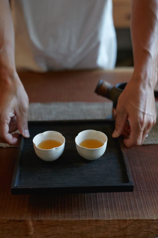 本日は料理家・夕顔さんと共作した自然実生選抜種の後発酵茶「月花蜜」を。花の蜜のような甘美な香りがふわり。