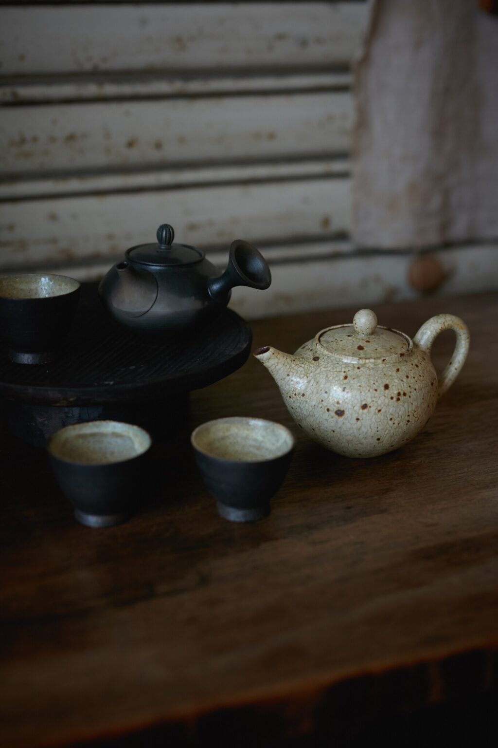 笠間焼の茶器作家・山崎さおりさんの急須と茶杯。立ち姿がいい。