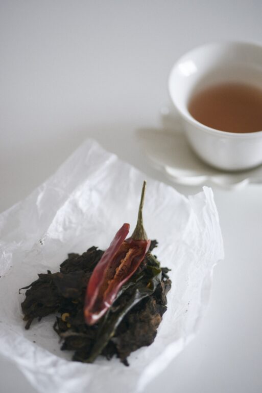 桶柑（たんかん）にお茶をつめて熟成させるなどいろん なオリジナルティーを開発している富士さん。唐辛子も直感でひらめいた。台湾の凍頂茶と相性がいいそう。