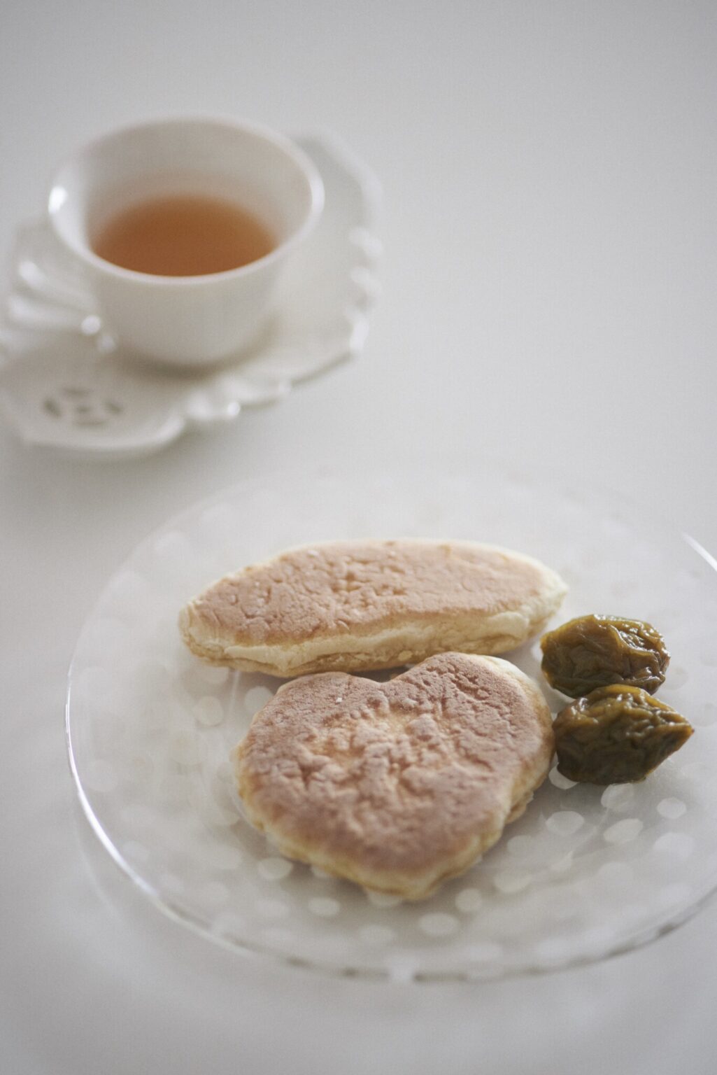 竹川菓子店の甘い小麦粉せんべい「紅梅」は、90代のおばあちゃんが毎朝焼く。富士さんお手製の梅のシロップ漬けとともに。