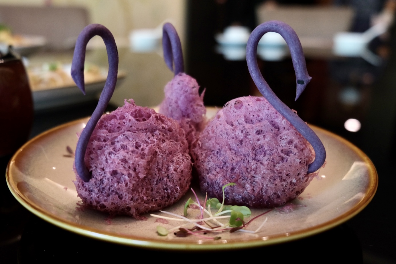 エビと豚肉のフィリングが入った白鳥を模した紫芋のコロッケ。
