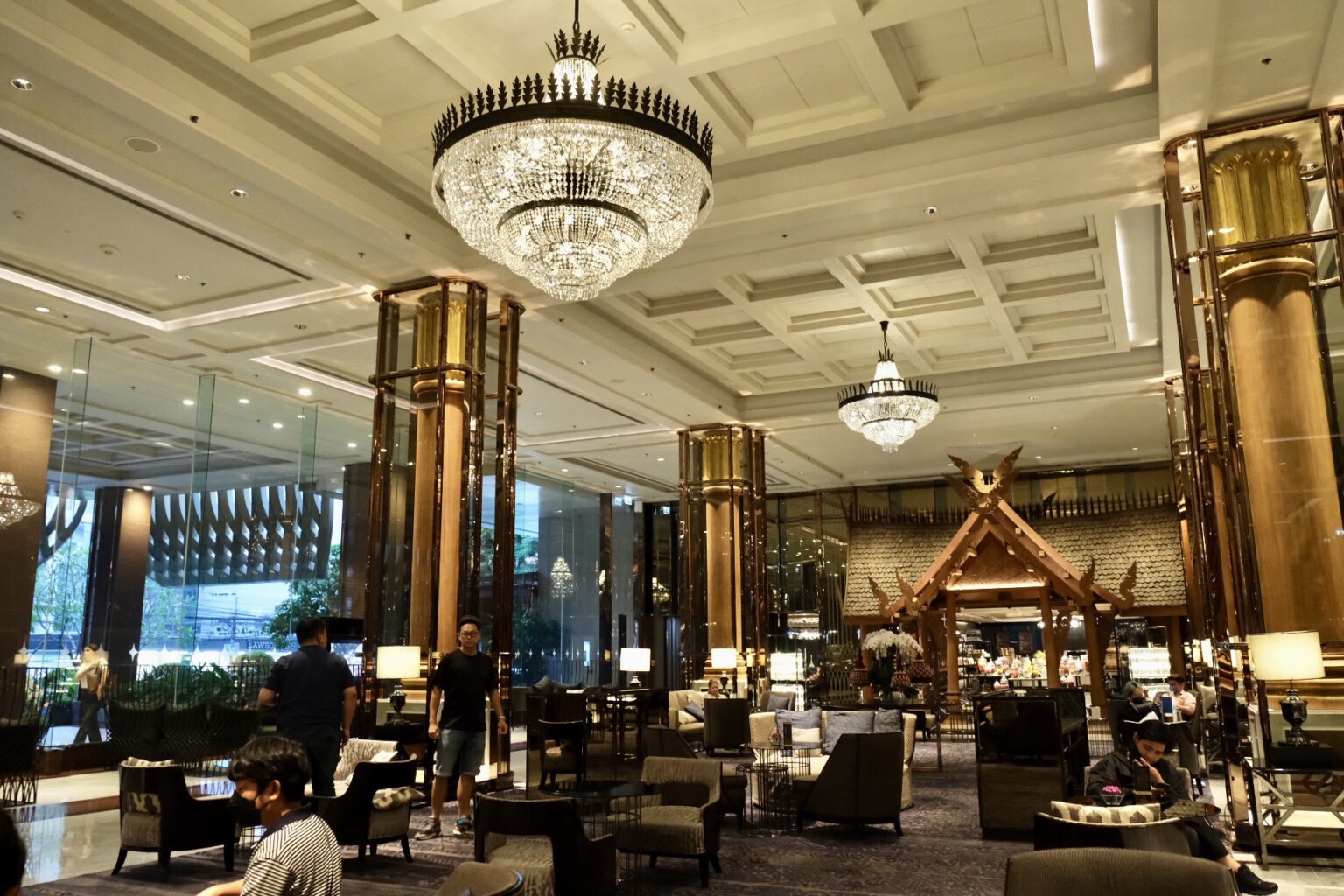 天井も高く開放的で、シャンデリアがリッチな雰囲気を醸す〈The Lobby Lounge〉。