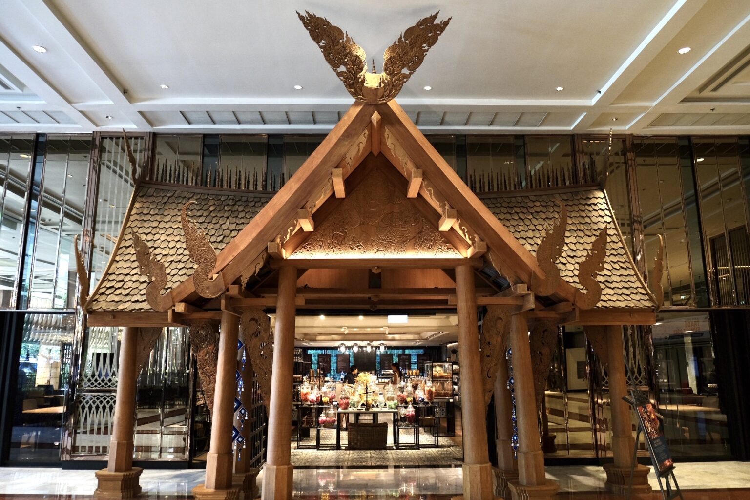 タイの伝統的な木造建築が目を引く〈Siam Tea Room〉のエントランス。