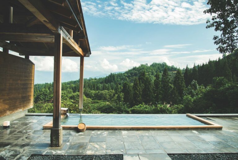 古民家を再生した、新潟〈里山十帖 THE HOUSE IZUMI〉は、一棟貸しの宿。日本百名山・巻機山を望む〈里山十帖〉の絶景露天風呂「天の川」は、宿泊すると自由に利用できる。