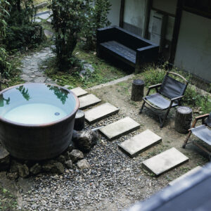 肌に優しい薪式サウナに、山の水を使用した水風呂。〈ume, yamazoe〉は、奈良の山々を望む奥地で自然と一体になる体験ができる。