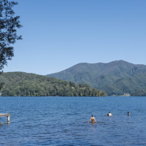 ナウマンゾウの化石が発掘されたことで知られる野尻湖。暖かい季節には湖に入りクールダウン。