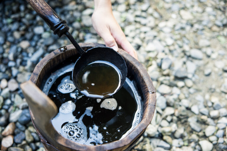 ロウリュには地元産の和紅茶やハーブウォーターなどを使用。充満するお茶の香りにうっとり。