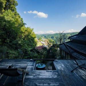 宿は村の高台にあるため、サウナ小屋上の休憩スペースからの見晴らしは格別。
