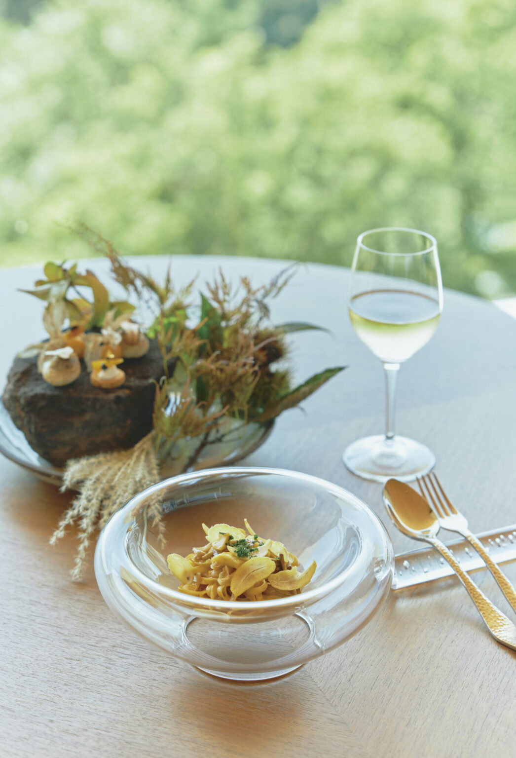 イタリア料理〈ラ・ルミエール・クレール〉のディナーコースは8品。写真は手前から、信州産キノコや栗のタリオリーニ、幻豚のサルシッチャなどを使ったフィンガーフード。