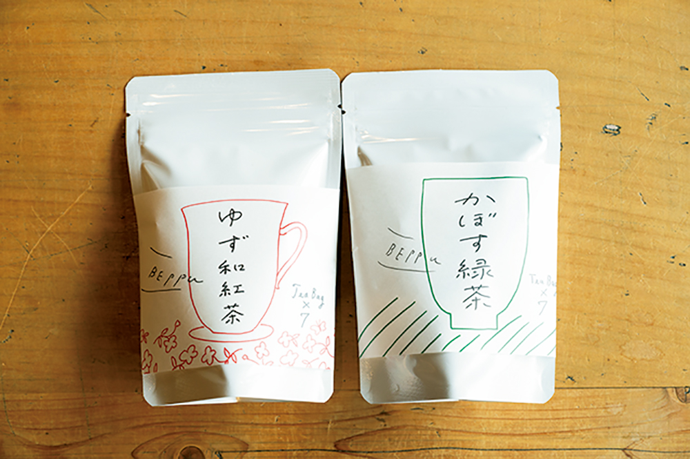 かぼす緑茶、ゆず和紅茶（各648円）。