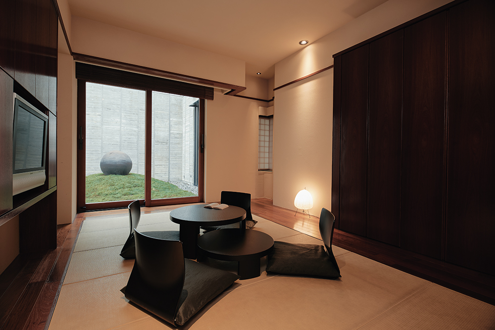 111号室は、内田鋼一さんの作品「静謐」をひとりじめ。