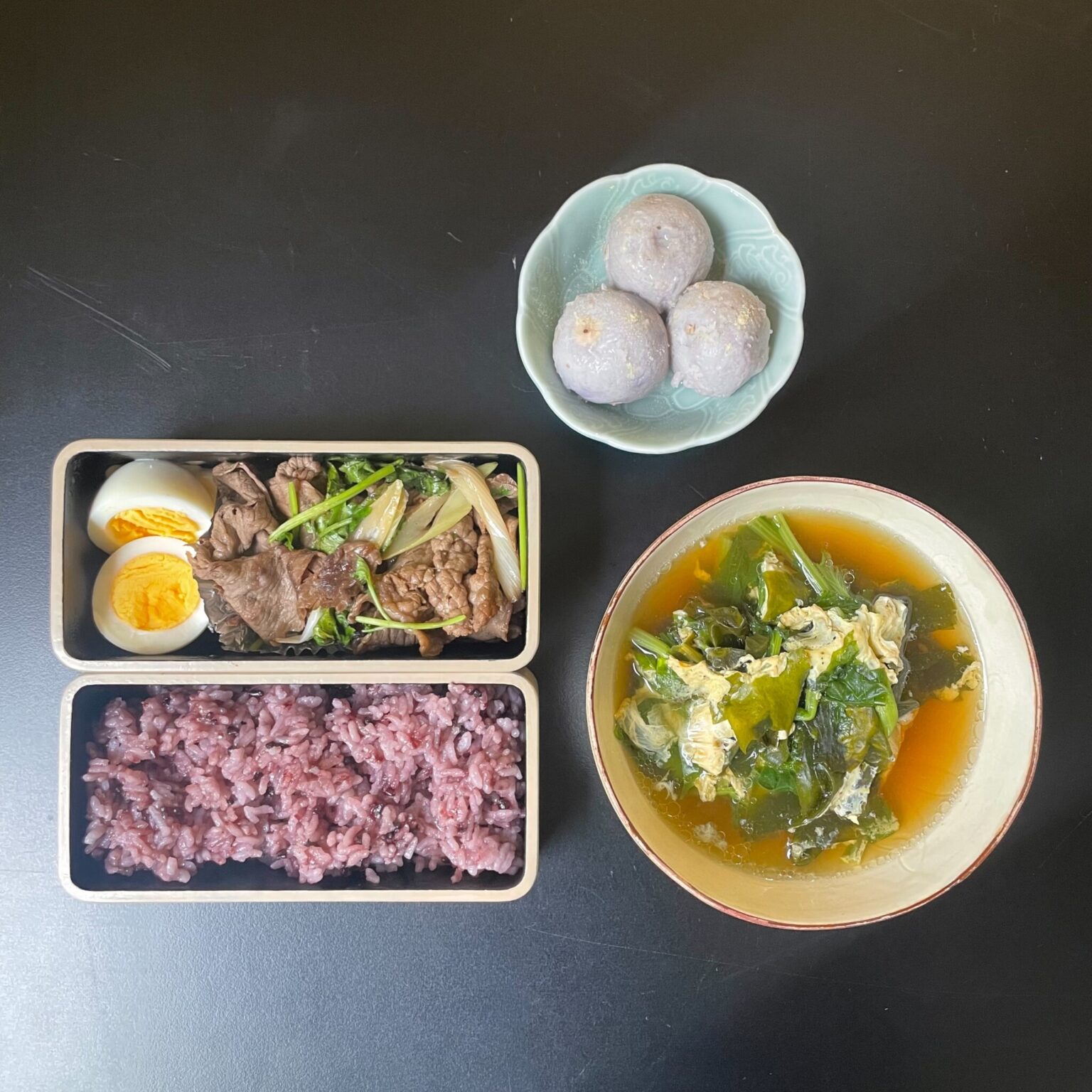 【4】牛肉のクミン炒め、ゆで卵、蒸し小芋、カブの葉と卵とわかめのスープ、黒米入りご飯。