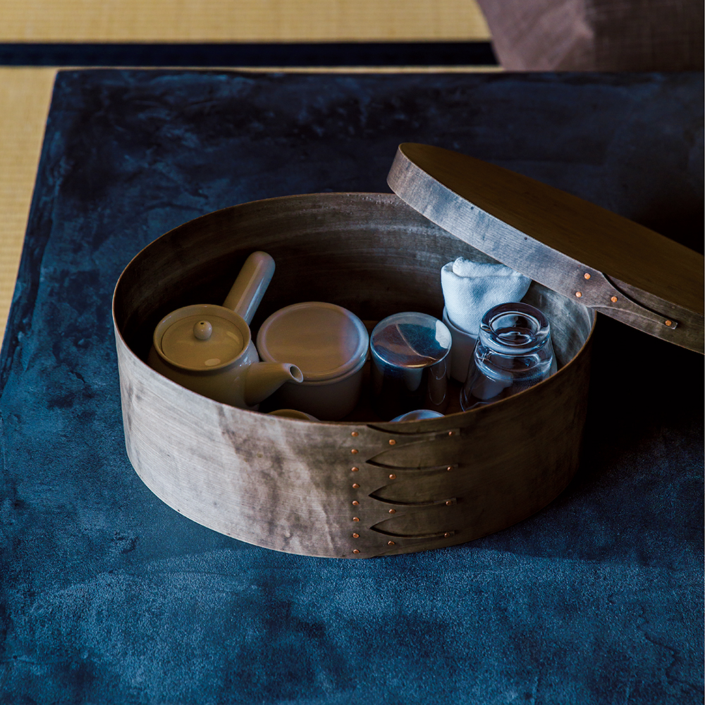 客室の茶器入れは、松本の木工作家・井藤昌志によるシェーカーボックス。