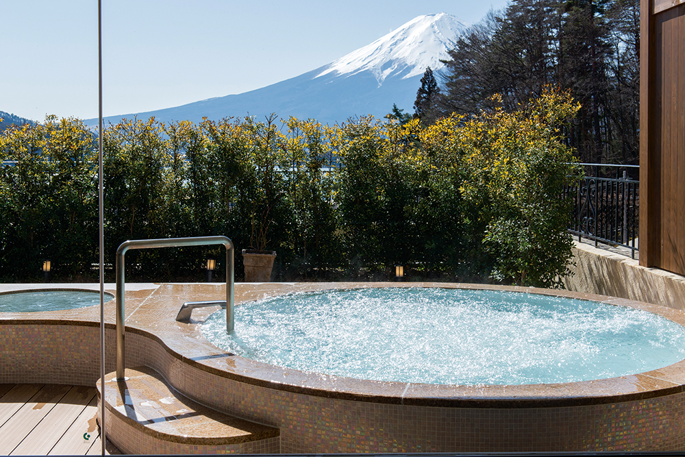 富士山を望む天然温泉大浴場。