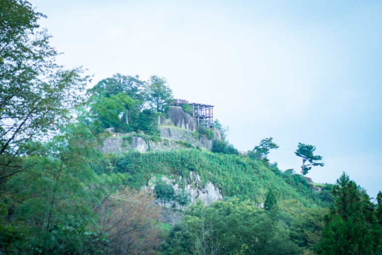 自然の巨岩を活用して築かれた〈苗木城跡〉は、全国的にみても珍しい城跡。