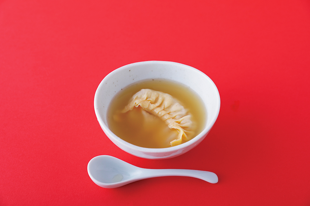 滋味深いスープと大ぶり餃子に夢中。
「福臨門出身の腕利きシェフが作る料理を食べると香港にトリップした気分に。テイクアウトできる点心のなかでも信頼する食の先輩に教わったフカヒレ入りスープ餃子は絶品。上湯スープは旨味豊かで、プリッとした海老が入った餃子も美味」。1,320円。