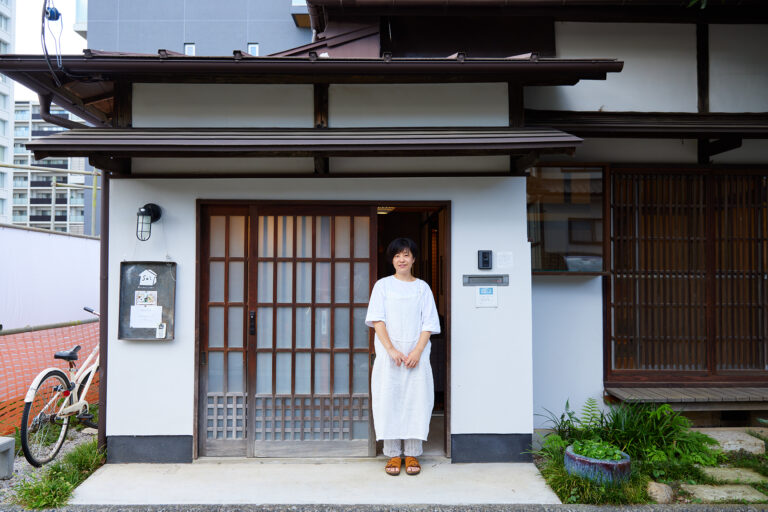 池袋線　所沢駅〈sai kasumiごはん〉のkasumiさん。体にやさしい家庭料理を提供するkasumiさんは、地元の農家兼陶芸家の方が営む直売所、信頼のセレクトショップ、無化調のごはん屋さんなど、地元の人に愛される名店を紹介してくれた。