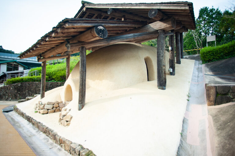 「元屋敷東1号窯」。16世紀後半に〈元屋敷陶器窯跡〉で、この窯が最初に築かれたとされています。