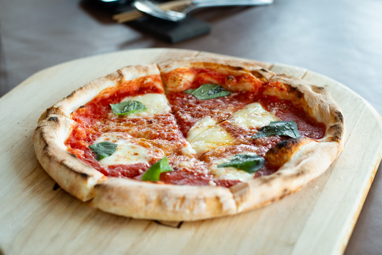 ピザ生地にも「白神こだま酵母」を使用。「マルゲリータ」は、トマトとバジル、モッツァレラチーズのみがトッピングされたシンプルなピザですが、最高においしい！材料へのこだわりだけでなく、卓越した技術も感じさせます。